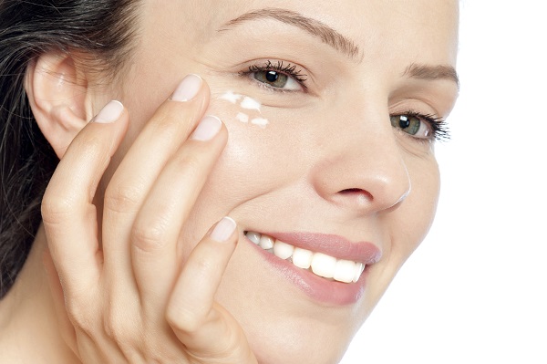 Tìm hiểu các loại kem dưỡng mắt hỗ trợ cấp ẩm, giảm khô da và hình thành nếp nhăn vùng mắt 