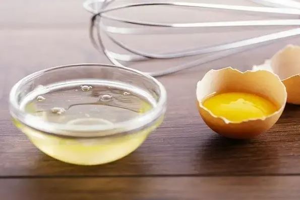 Ứng dụng lòng đỏ trứng gà để xóa nếp nhăn vùng khóe miệng 