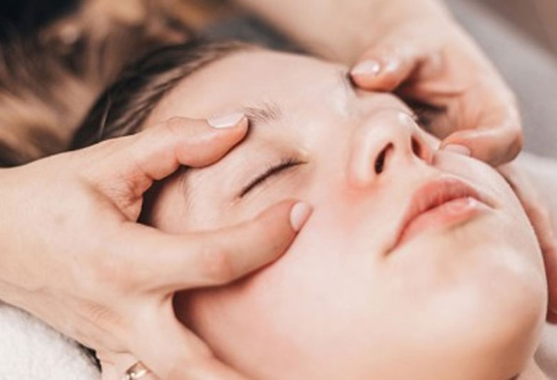 Massage vùng mắt chống nhăn với phương pháp Shiatsu