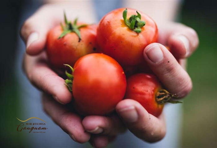 Ăn cà chua sống không gây hại nếu bạn làm sạch đúng cách và không bị dị ứng