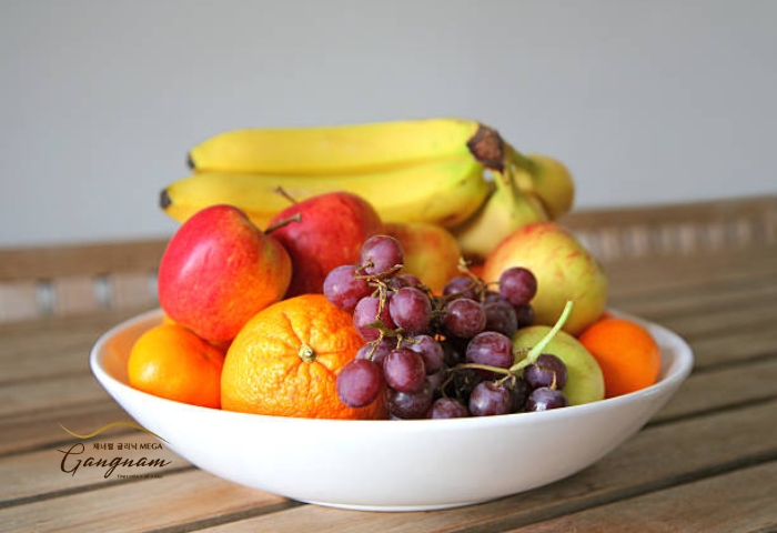 Ăn cam, nho, táo và nhiều loại quả khác giúp da trắng mịn, giảm vết thâm