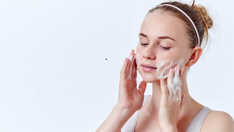 Chăm sóc da mặt làm sạch để hạn chế gặp vấn đề tiết bã nhờn dầu  mụn