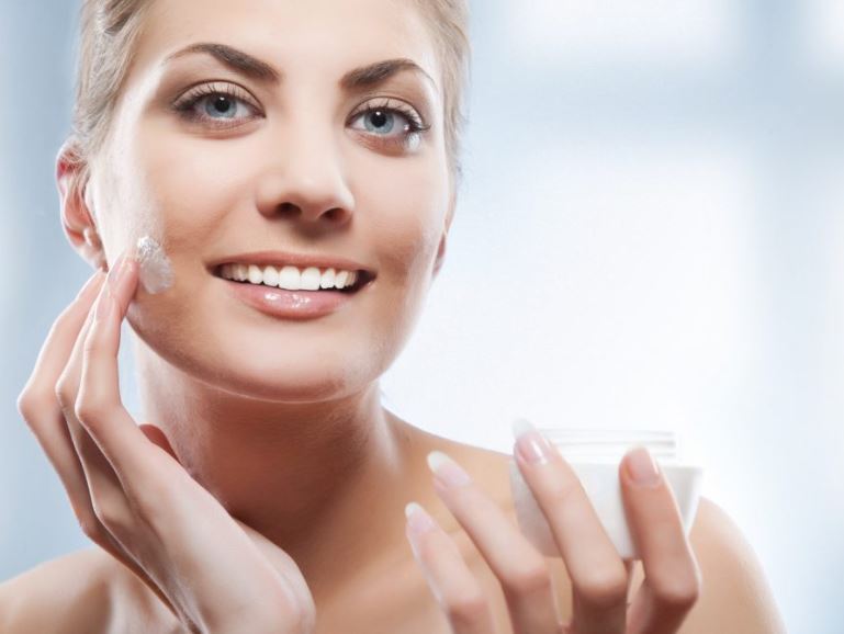 Sử dụng kem dưỡng ẩm khi da khô, trước khi đi ngủ hoặc khi cần
