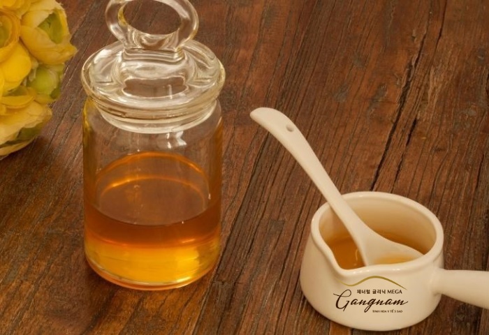 Sử dụng mật ong nguyên chất tẩy trang